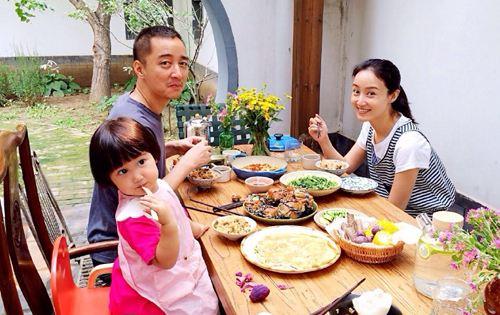 42岁赵子琪两个女儿近照曝光,姐妹俩共用一张脸,基因太强大了!