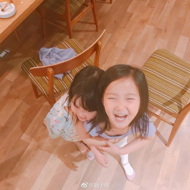 42岁赵子琪两个女儿近照曝光,姐妹俩共用一张脸,基因太强大了!
