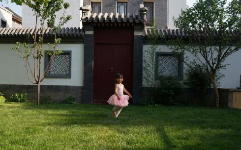 42岁赵子琪两个女儿近照曝光,姐妹俩共用一张脸,基因太强大了!