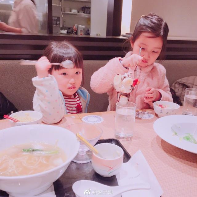 42岁赵子琪两个女儿近照曝光,姐妹俩共用一张脸,基因太强大了!