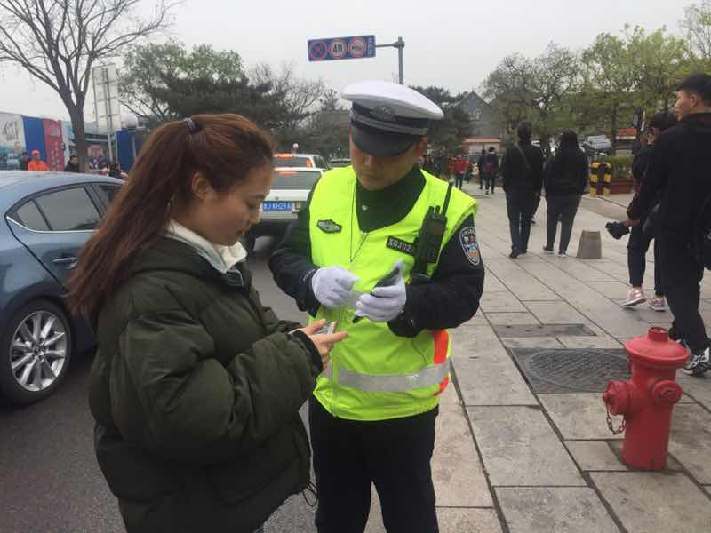 大学生拾金不昧,交警联系失主归还 大学生拾金不昧,交警联系失主归还