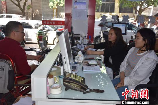 胡再平与员工交谈。 王洪贵 摄