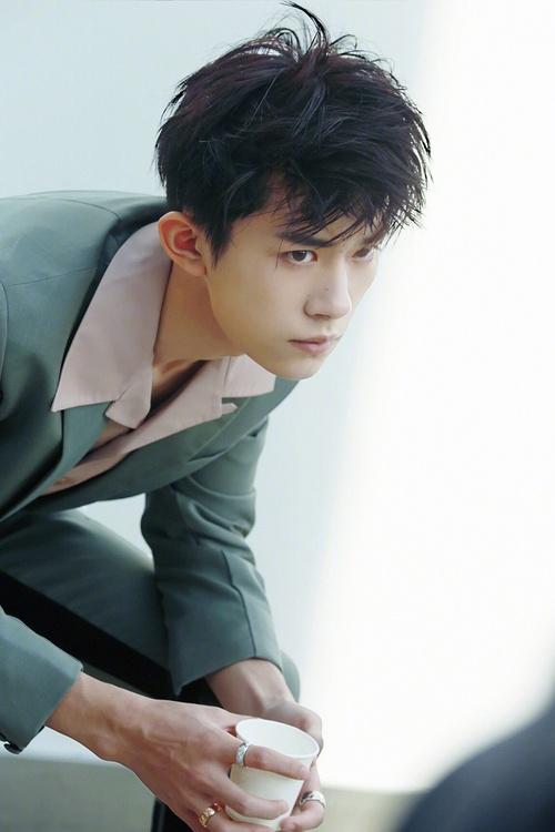 易烊千玺和小姐姐拍写真,女生用脸蹭了下肩膀,就把他