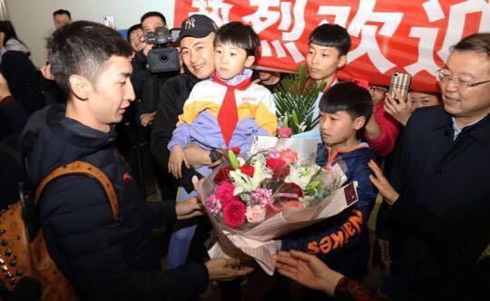 夺冠当晚接9电话40天上10个综艺 武大靖要进娱乐圈?,寂寞闻猿愁