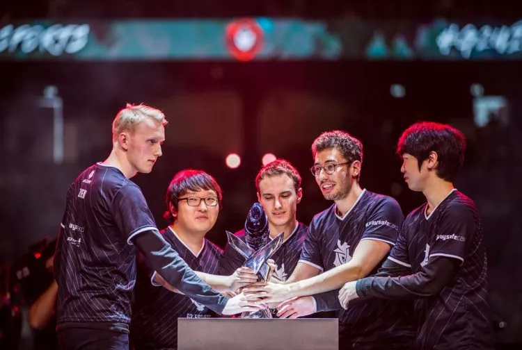 欧洲lcs决赛在即 G2晒前四次夺冠合照