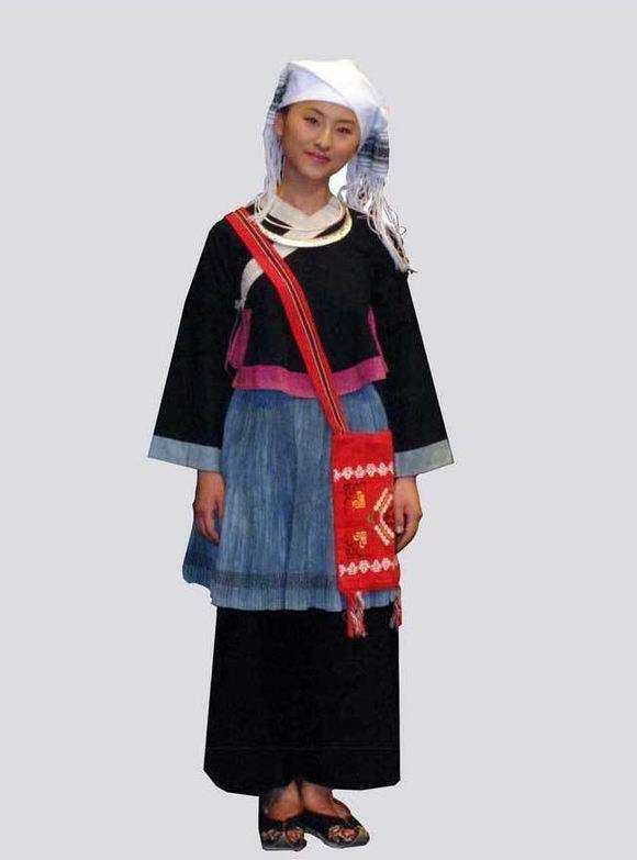 壮族妇女擅长纺织和刺绣,所织的壮布和壮锦,均以图案精美和色彩艳丽著称,还有风 格别致的“蜡染”也为人们所称道。 回族服饰