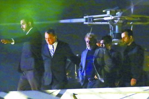 当地时间7日晚，巴西前总统卢拉(左三)来到库里蒂巴联邦警察局正式入狱服刑。