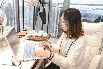 园林男生|王君:追梦路上花为伴a园林胸女生学生摸给图片