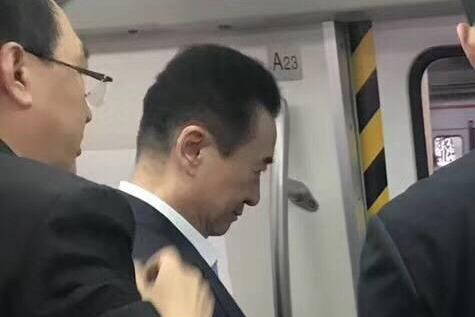 王健林坐地铁 网友戏称与首富坐同款座驾
