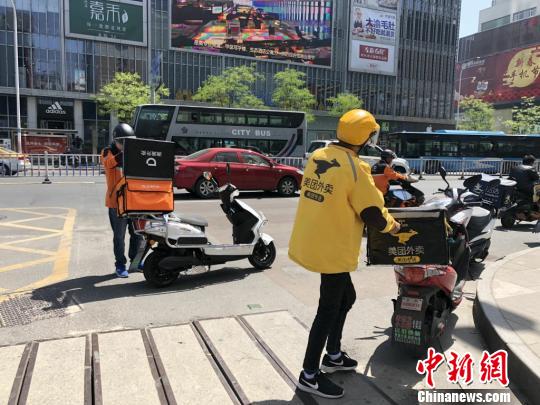 无锡市区随处可见“外卖小哥”。 孙权 摄 无锡市区随处可见“外卖小哥”。 孙权 摄