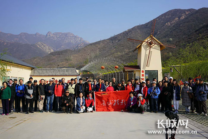 常馨谷里花飘香 长城拍客畅漾花海间