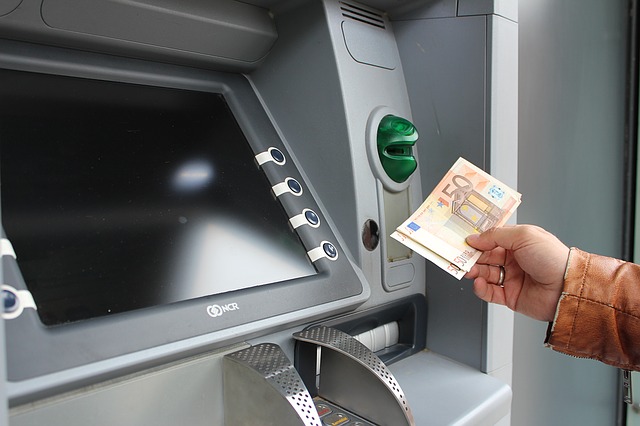 因为移动支付流行ATM 公司收入暴跌，它会被时代抛弃吗？