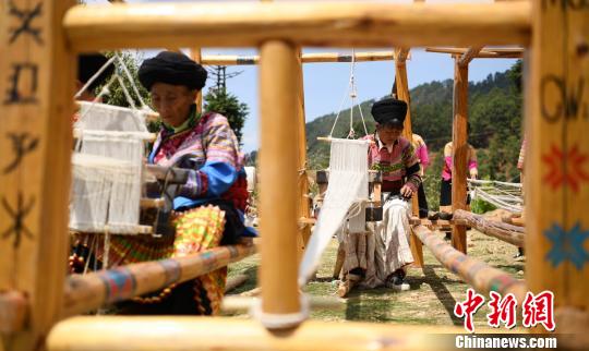 傈僳族妇女正在织布。　刘忠俊 摄