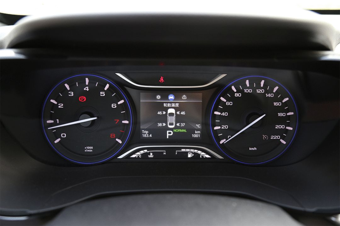 这项配置可以让驾驶员实时掌控轮胎的胎压和胎温,可以及时发现轮胎