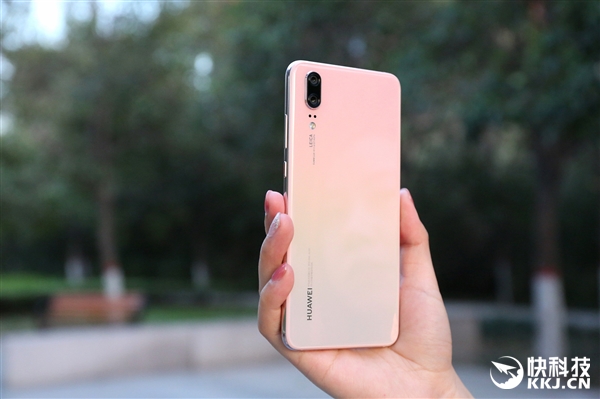 华为P20樱粉金开箱图赏:女生一眼心动