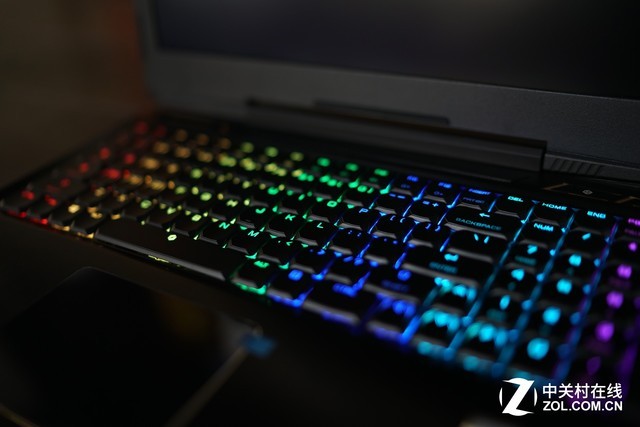 黑色机甲全能电竞 机械革命深海泰坦X8Ti评测 