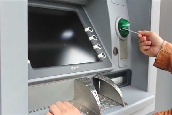 受到微信和支付宝的强烈冲击：ATM收入暴跌