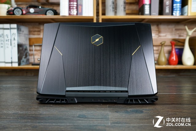 黑色机甲全能电竞 机械革命深海泰坦X8Ti评测 