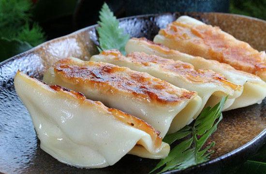 这种奇特小吃3元一份,一小时卖完一锅,排队半