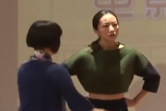 女歌星因无法站起唱歌被男粉丝射杀 韩雪也曾