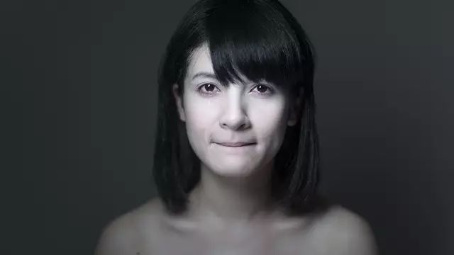 一个男生弄哭了500个女生,牌子却说,谢谢你!对方表女孩图片