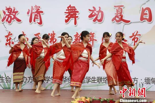 华侨大学东南亚留学生们充满异域风情的舞蹈表演。　刘沛 摄