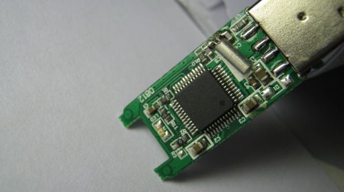 速度是U盘的一万倍 开创第三类存储技术