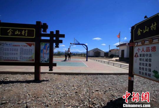 几名少年在盐源县梅雨镇金山村安置点活动广场打篮球　王磊　摄