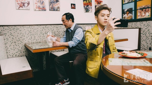 鹿晗亮相《智族GQ》 或用vivo X21拍大片