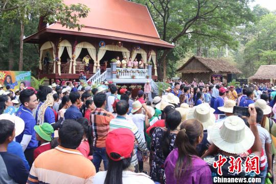 当地民众及游客在吴哥景区内载歌载舞。 廖敏佳 摄