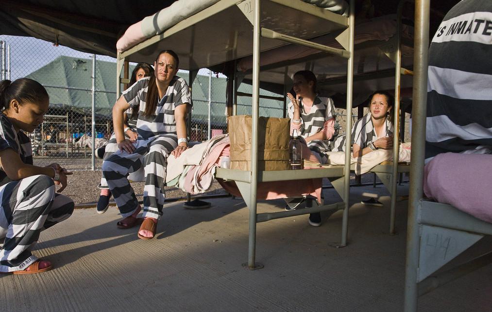 戴着镣铐的人生记录外国女囚犯的真实生活