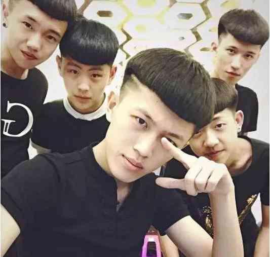 牌牌琦封杀后首次小号开播。女主播饭局失态,