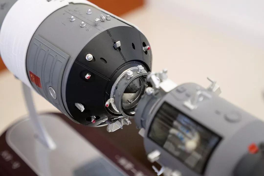 炫耀贴:秀一下天宫一号与神舟飞船对接纪念模型