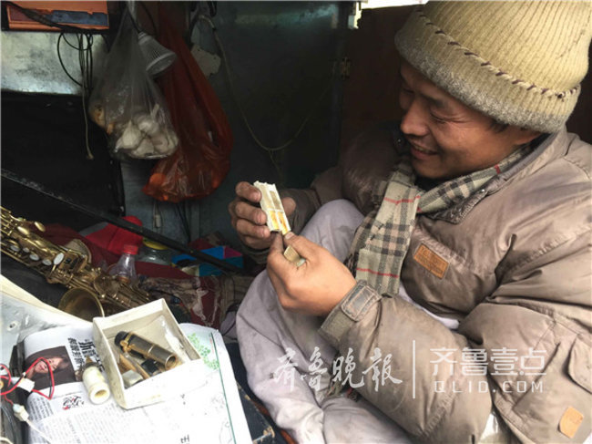 菏泽残疾男子自制手摇车环游中国,欲当一名励