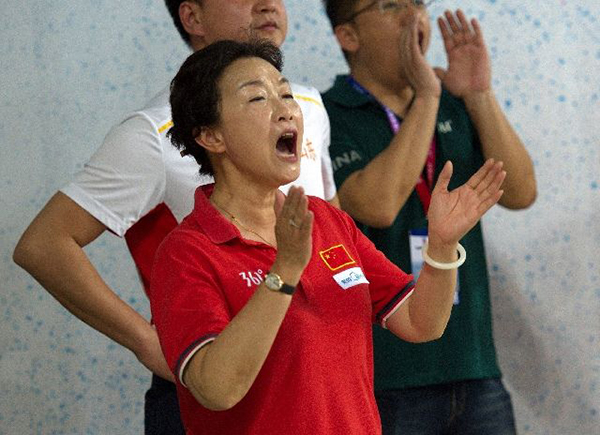 宁泽涛恩师叶瑾泳池过生日:44年坚守,她舍不得