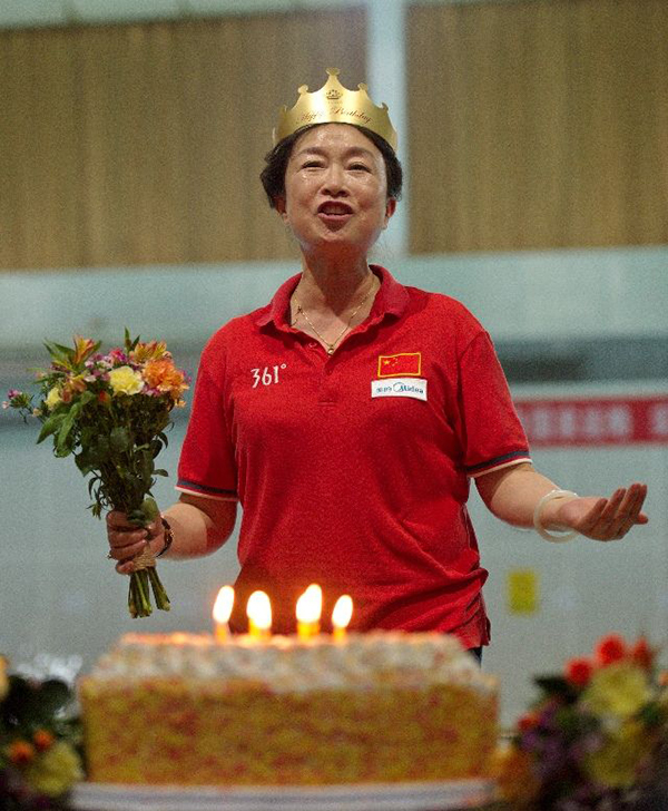 宁泽涛恩师叶瑾泳池过生日:44年坚守,她舍不得