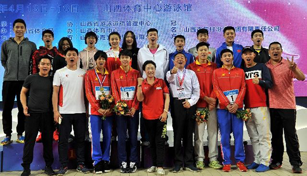 宁泽涛恩师叶瑾泳池过生日:44年坚守,她舍不得