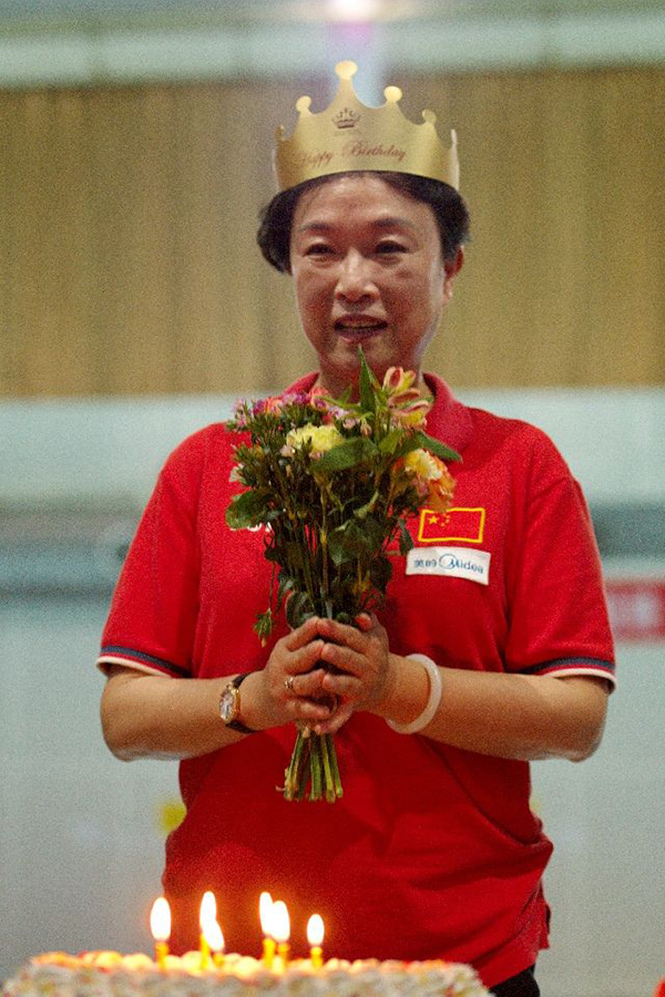 宁泽涛恩师叶瑾泳池过生日:44年坚守,她舍不得