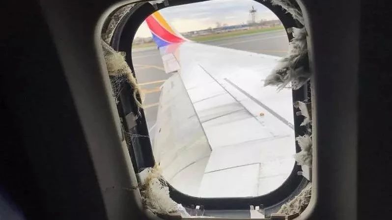 惊魂！客机引擎空中爆炸1死7伤 乘客半身被吸出窗外