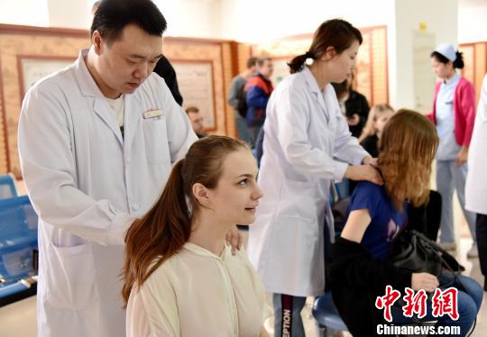 外国留学生在黑河体验中医药文化 韩磊 摄