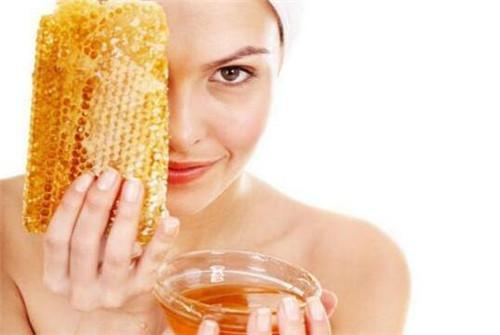 喝一杯蜂蜜水,能有效缓解冬季皮肤缺水少油、