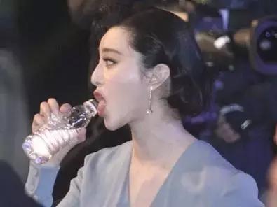 女明星喝水动作:刘亦菲高贵优雅,迪丽热巴淑女,只有赵丽颖最聪明!