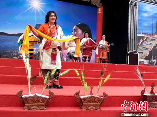 黄河源头“天上玛多”非遗展演亮相上海大世界
