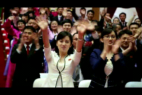 跳着鼓掌,满脸喜悦,对中国艺术家的高超演艺,精美绝伦的舞台造型等难