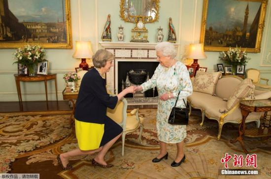 当地时间2016年7月13日,英国伦敦,英国女王伊丽莎白二世在白金汉宫