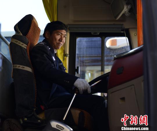 图为准备发车的拉巴。　周文元 摄