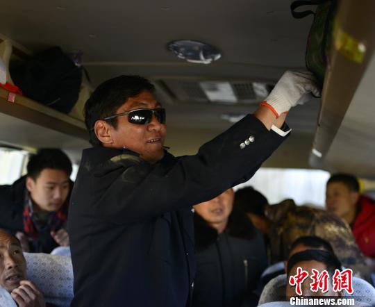 图为拉巴在整理行李架。　周文元 摄