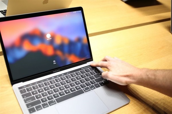 MacBook出现硬件问题 苹果为用户免费更换电池