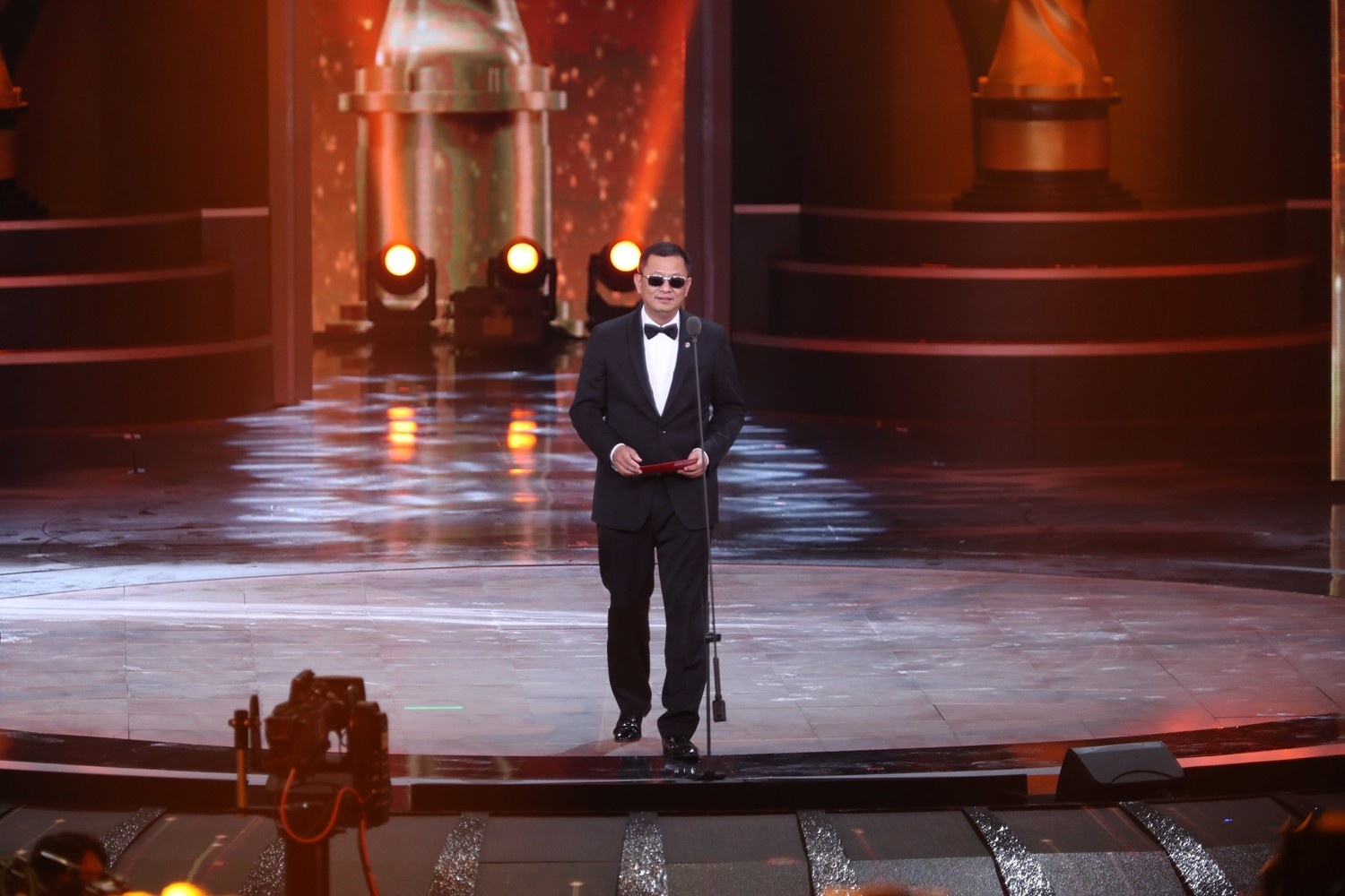 王家卫颁最佳影片奖 《惊慌妈妈》成今晚最大赢家