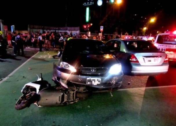 台湾警察酒驾还闯红灯 冲撞7辆车致6人受伤